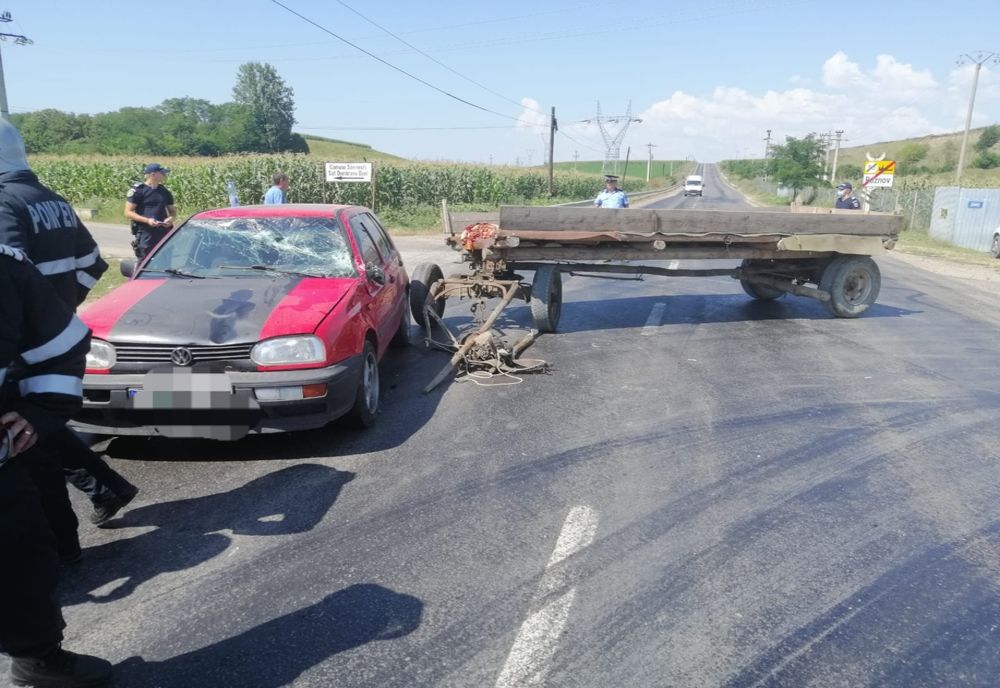 Accident grav la Roznov! O căruță a fost lovită în plin de o mașină