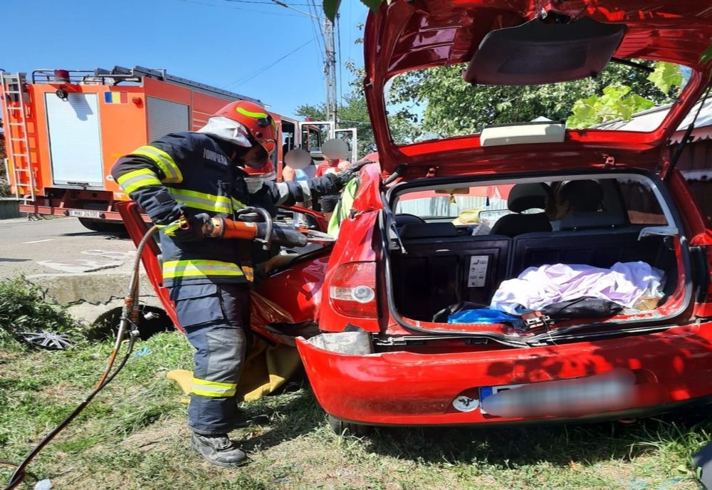 Accident grav la Bodești! Trei victime, încarcerate