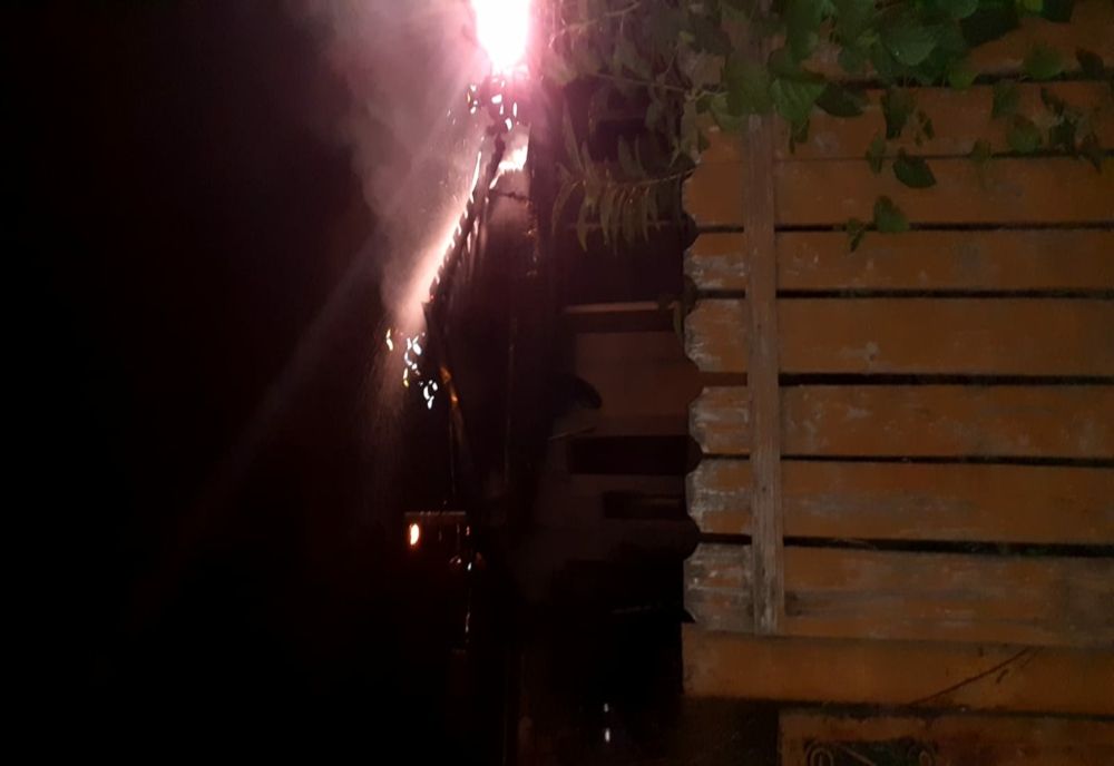 Incendiu la o lucuință dezafectată în Roman! Înăuntru locuiau persoane fără adăpost