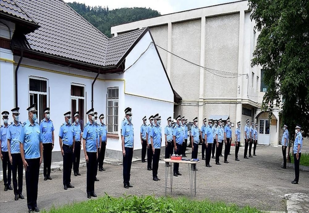 O tresă în plus pe epoleți pentru 55 de jandarmi nemțeni