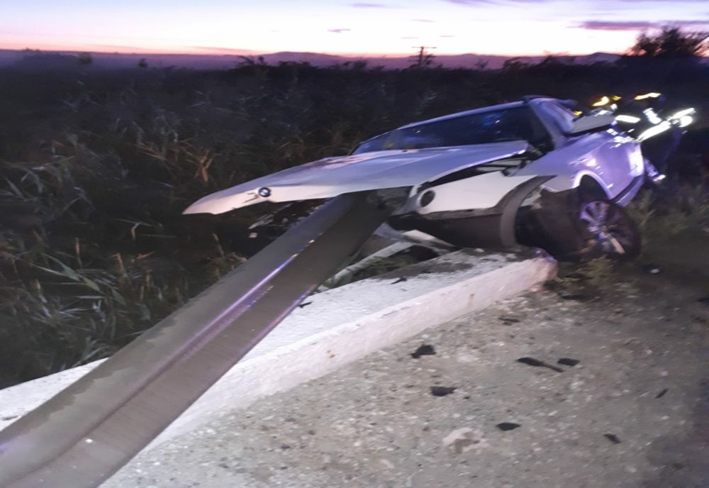 Bărbat în stare gravă după ce maşina în care se afla a intrat într-un parapet