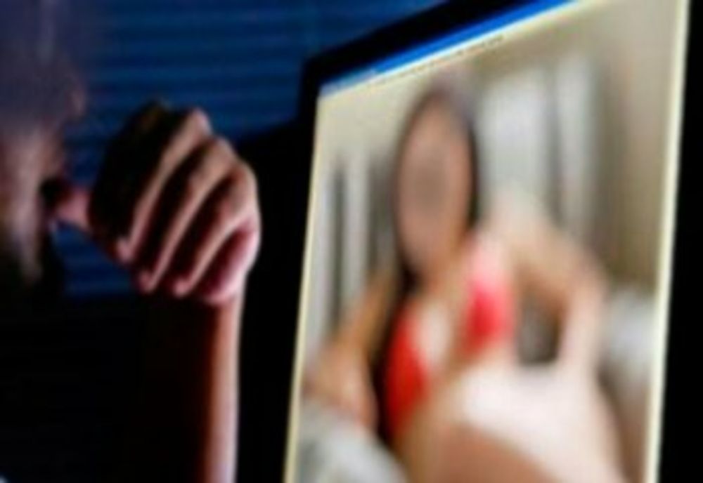 Adolescentă șantajată cu fotografii compromițătoare