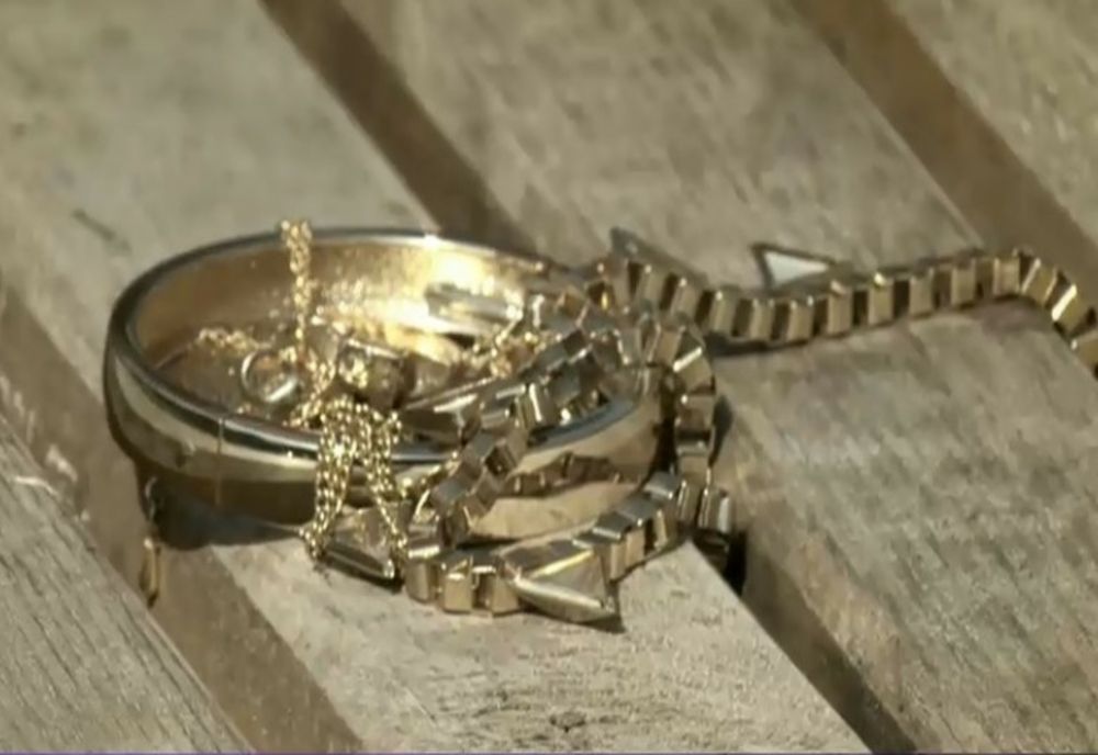 Cum a fost înșelată o femeie din Târgu Neamț și lăsată fără bijuterii