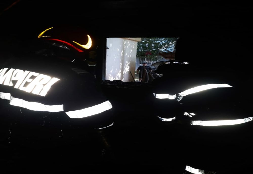 Incendiu pornit de la o candelă! Mai multe persoane au ajuns la spital (FOTO)