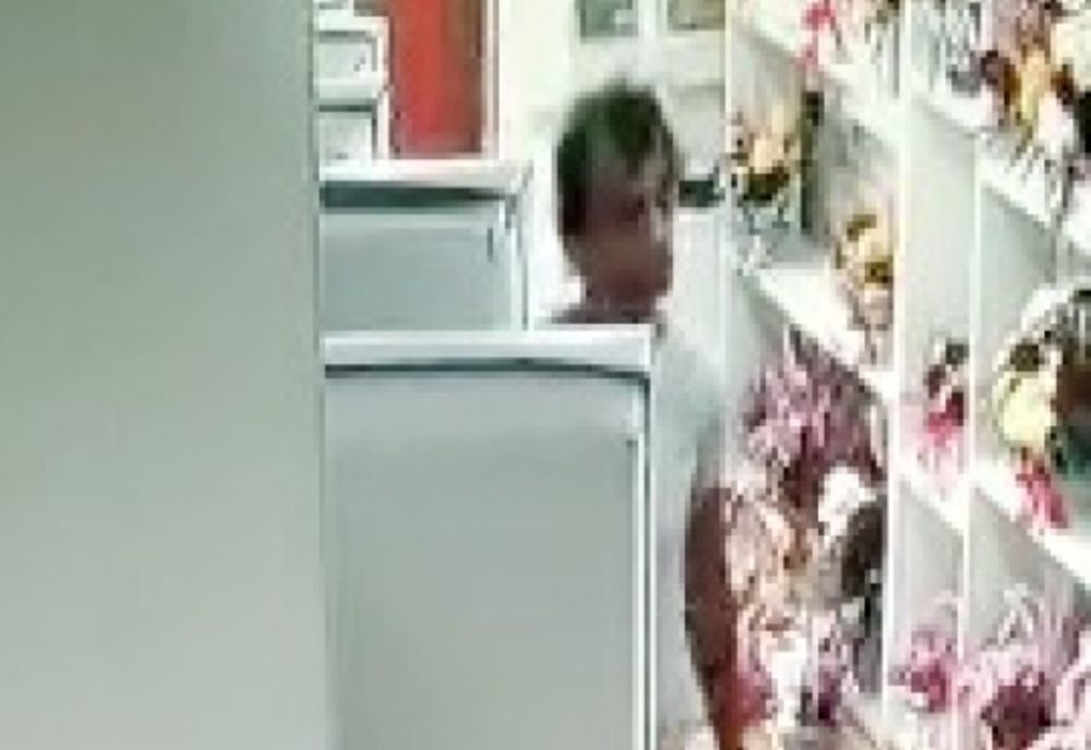 BĂRBAT BĂNUIT DE FURT, CĂUTAT DE POLIȚIȘTI!