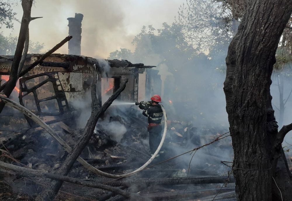 Un bătrân a suferit atac de panică după ce și-a văzut locuința făcută scrum (FOTO)