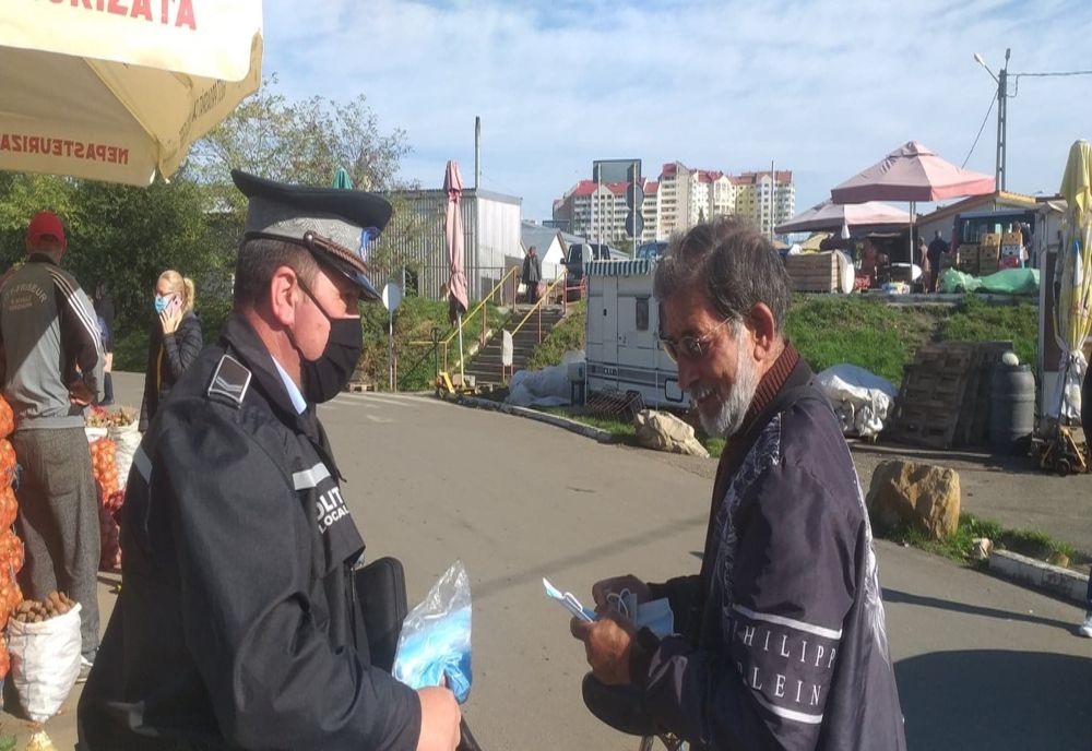 Polițiștii locali din Piata-Neamț au împărțit avertismente și măști de protecție