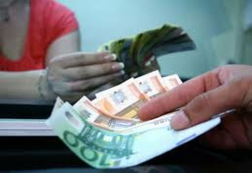 Atenție la bișnițarii de valută! O femeie din Roman a înșelat o alta din Flămânzi prin metoda ”șmen”