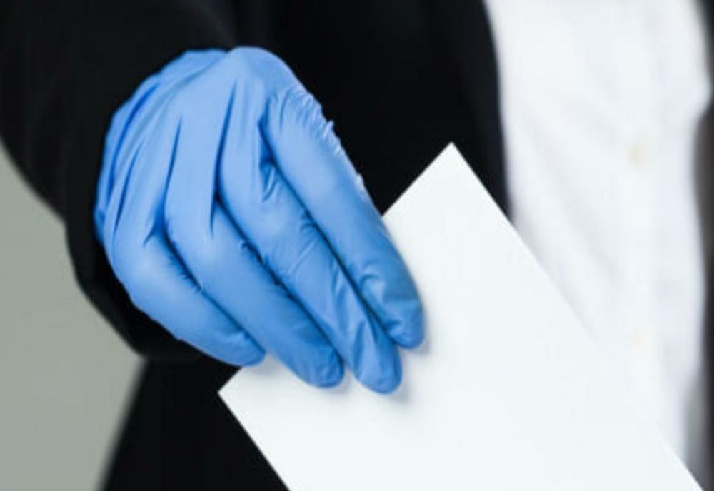 Trei angajați depistați pozitiv în focarul de la Războieni au fost implicați în procesul electoral din 27 septembrie