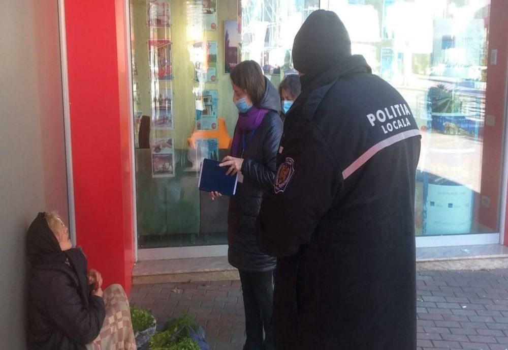 Uitată de proprii copii, ajutată de polițiștii locali (FOTO)
