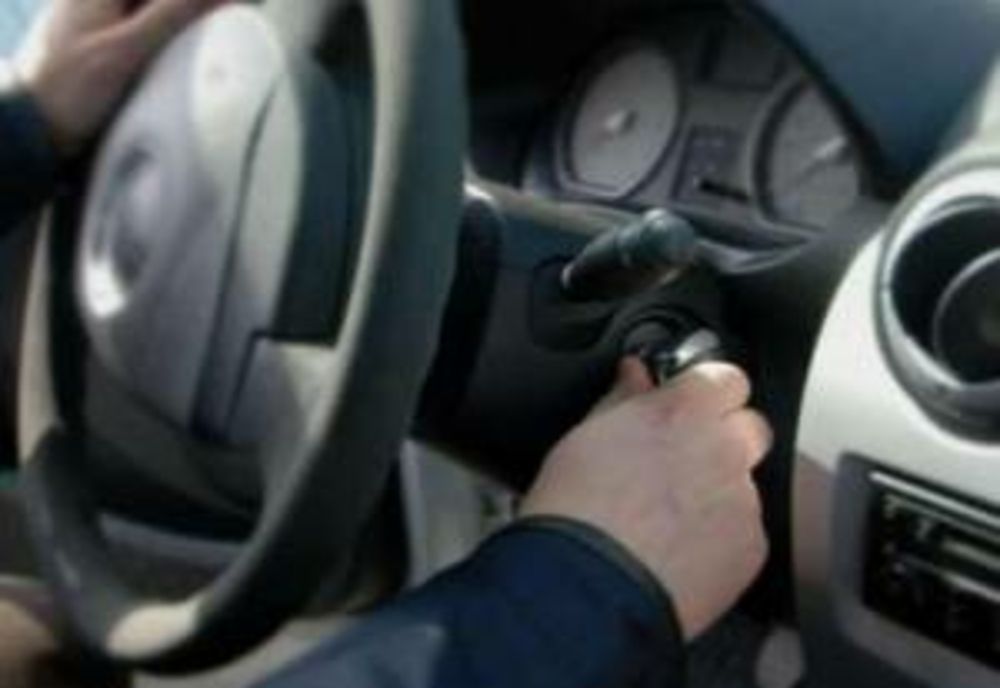 Adolescenți teribiliști! Au furat o mașină și au ieșit la plimbare apoi au stat în arest