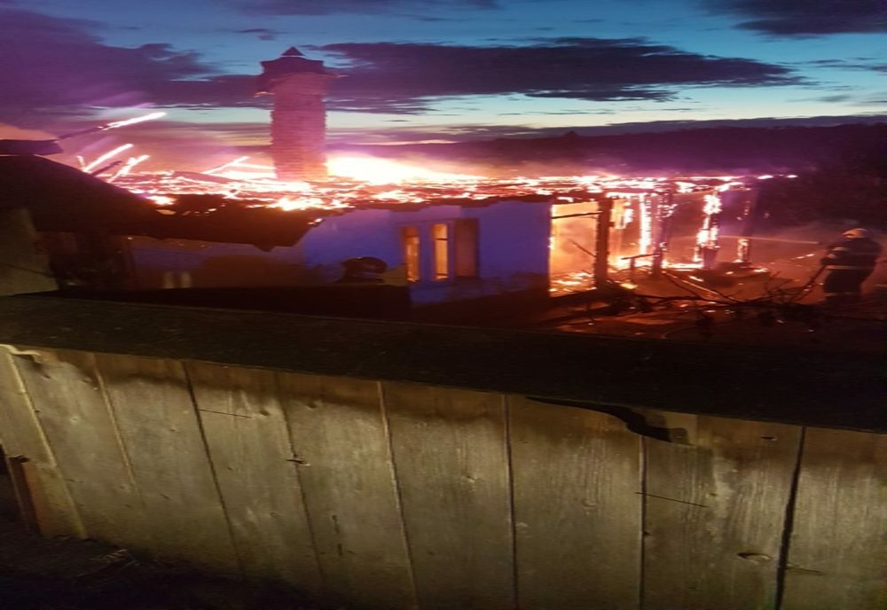 Incendiu violent în Ghindăoani! O femeie a fost salvată din flăcări de către pompieri