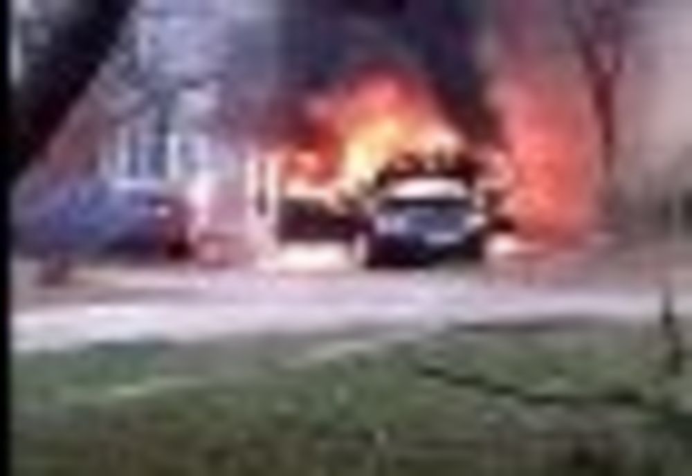 Două mașini în flăcari pe o stradă din Piatra-Neamț (VIDEO)