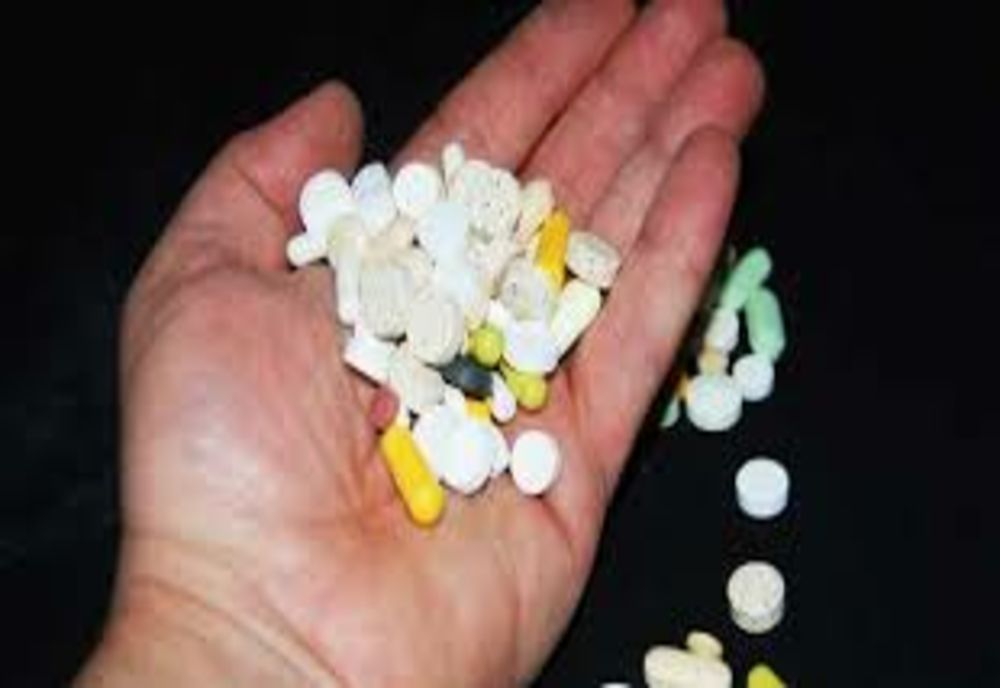 Prins la volan fără permis și sub influența substanțelor psihoactive