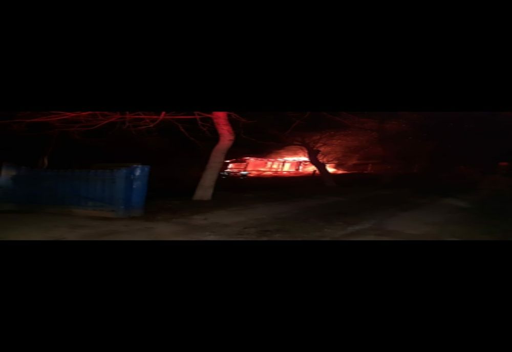 Casă incendiată intenționat în Almaș! Salvatorii au scos din flăcări un cățel