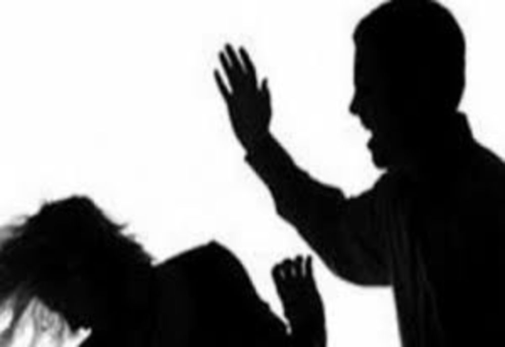 Un bărbat din Cotu Vameș a fost reținut de polițiști pentru că și-a bătut și amenințat soția și fiica