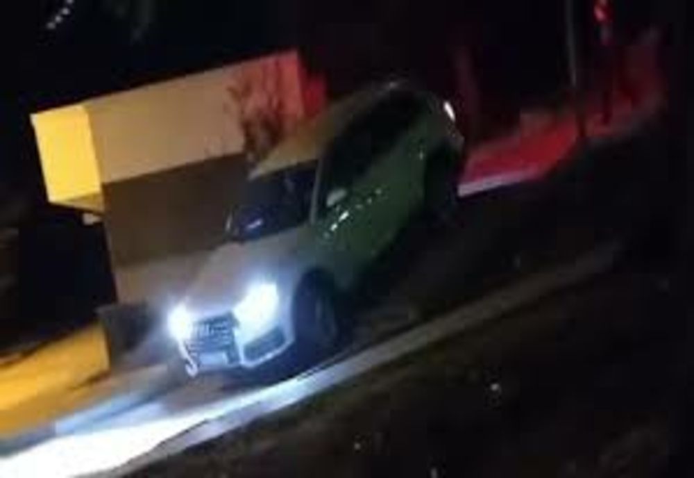 Era atât de beat încât a ”parcat” mașina pe scări