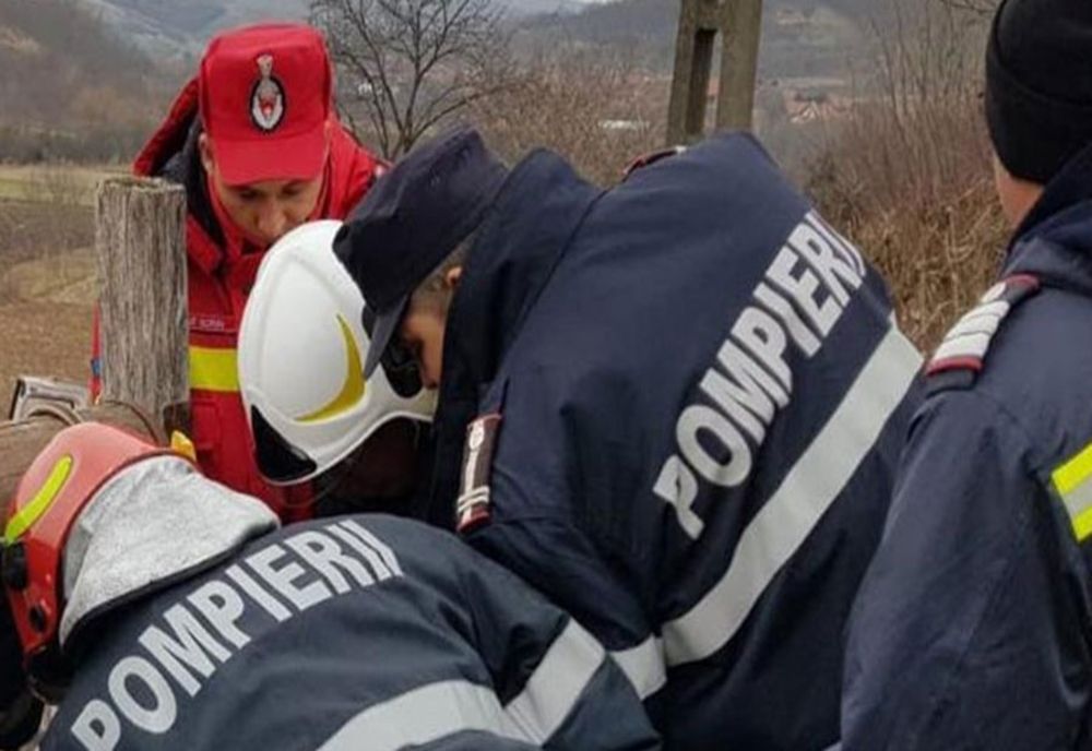 Bărbat salvat dintr-o fântână de pompieri