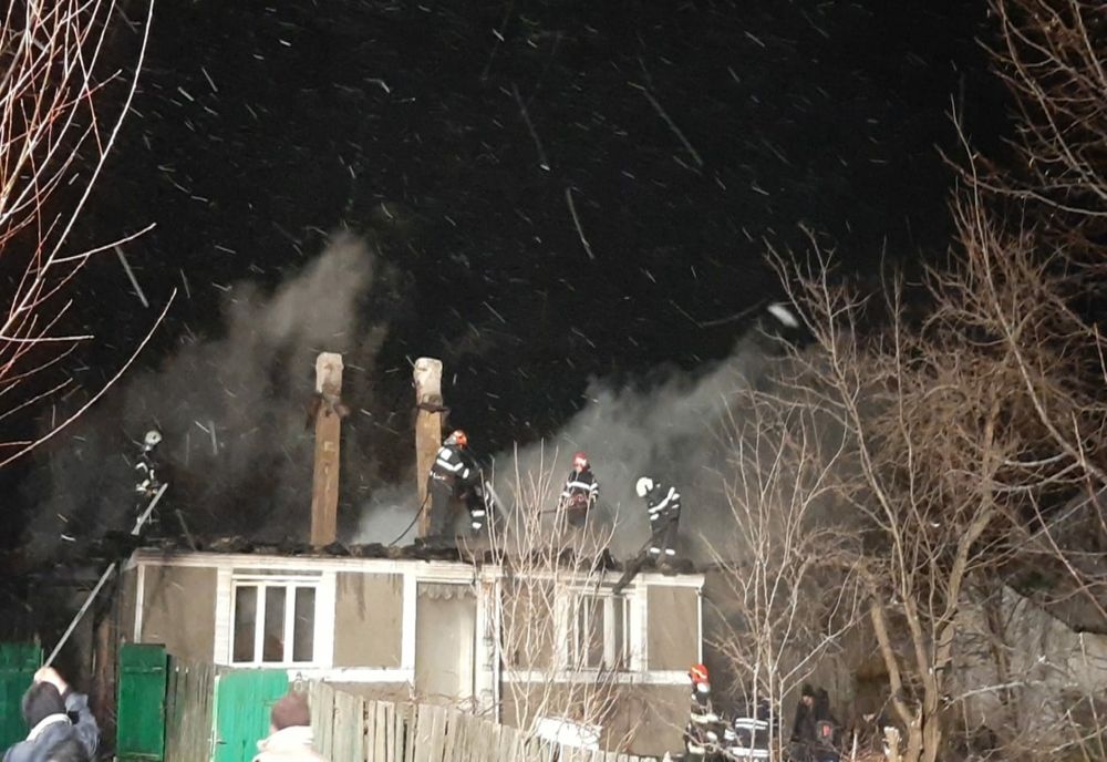 Casă bătrânească distrusă de incendiu în Negrești