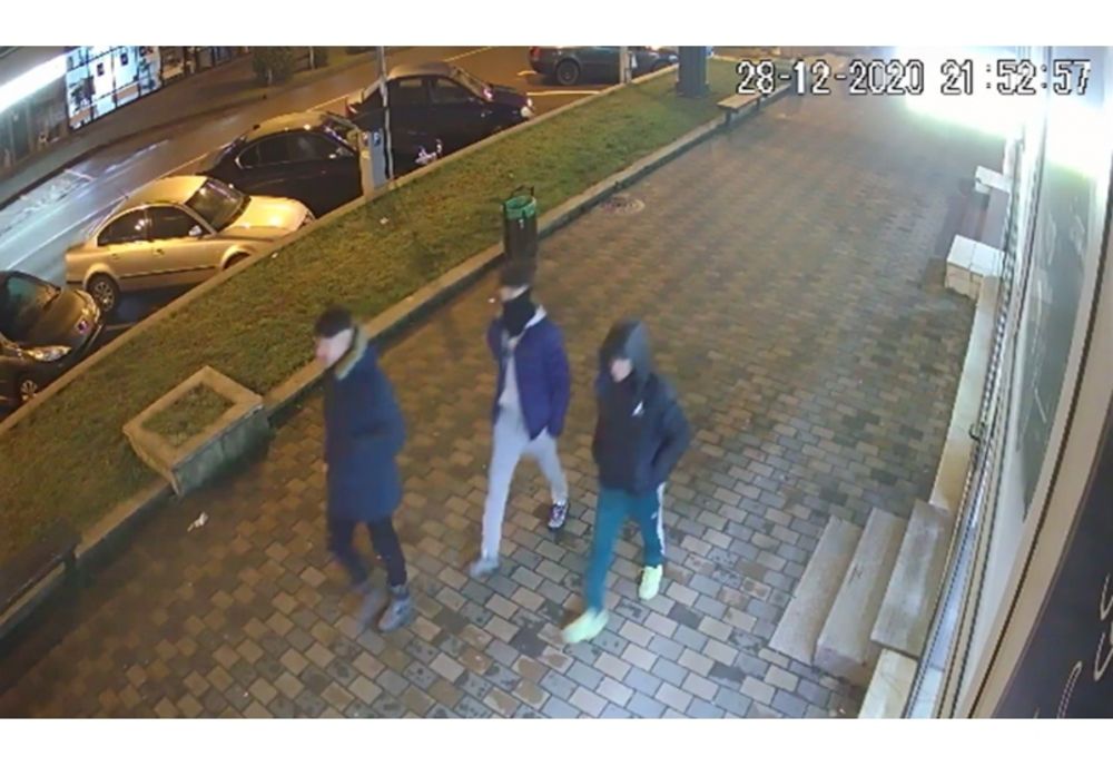 Persoane bănuite de lovire și distrugere, căutate de polițiști