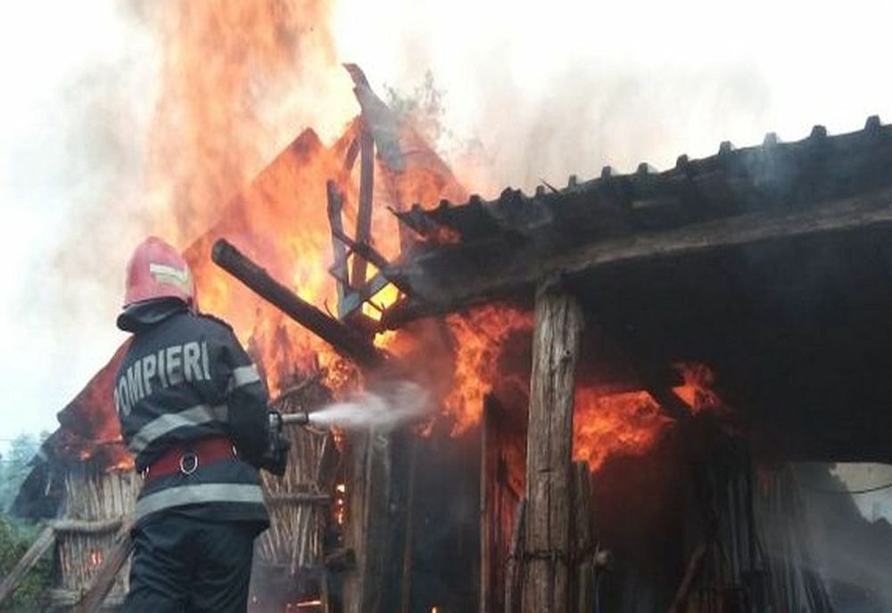 Misiune de stingere a unui incendiu produs la un adăpost pentru animale din comuna Crăcăoani