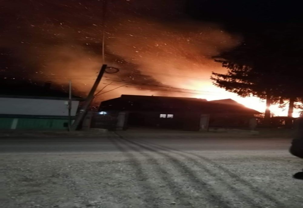 Patru ore de luptă cu flăcările pentru pompierii nemțeni (FOTO)