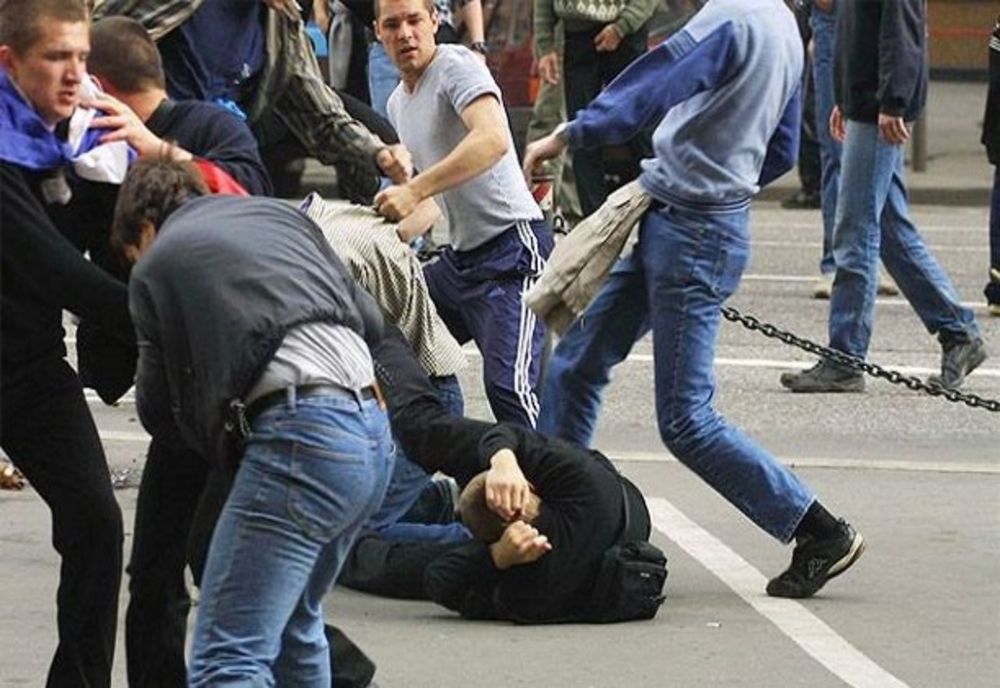 Bătaie ca-n Vestul Sălbatic pe o stradă din Vânători Neamț! Opt persoane în arest