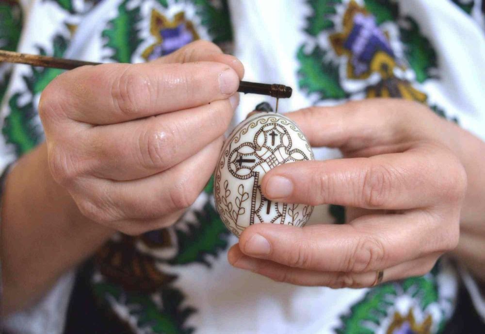 Tinerii de pe cele două maluri ale Prutului și din diaspora prezintă tradiții românești de Paști