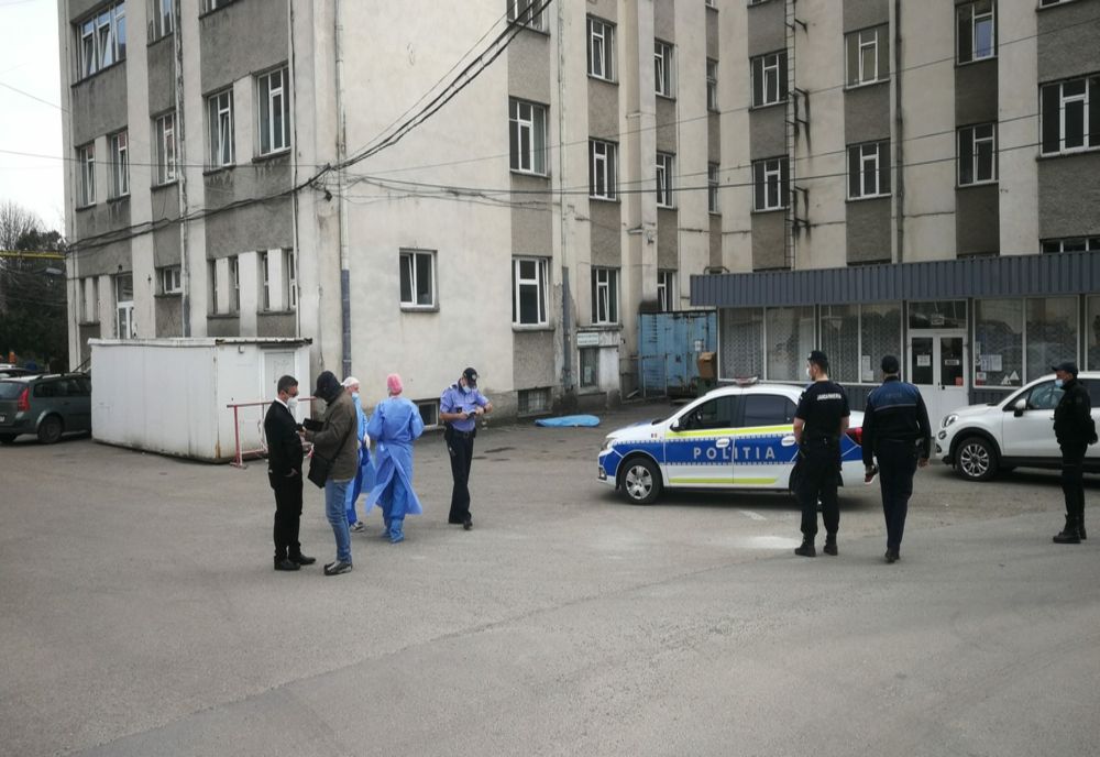 Un pacient bolnav de COVID a murit după ce a sărit de la etajul 3 al spitalului din Piatra Neamț