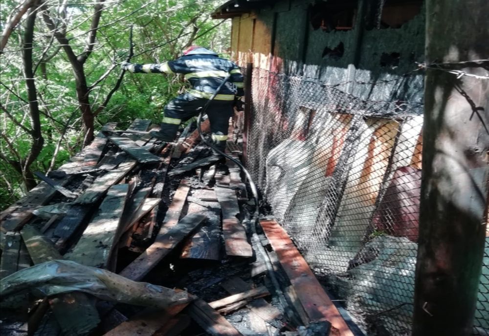 Incendiu în curtea unei biserici din Piatra-Neamț