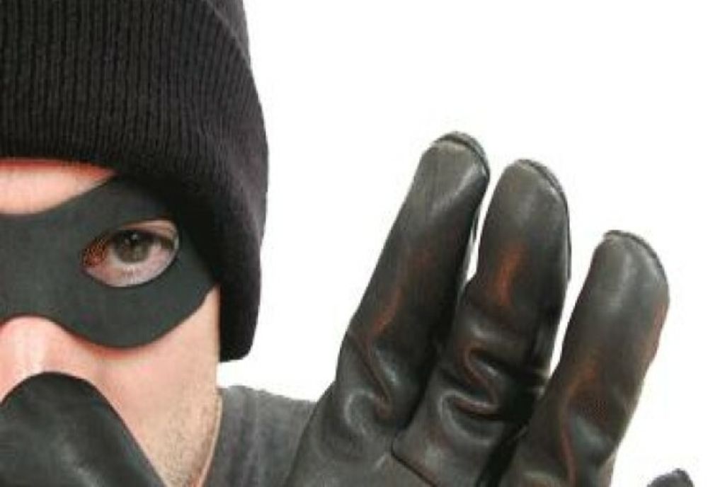 Un hoț jalnic! A vrut să jefuiască un apartament în Germania, dar nu a reușit să deschidă ușa