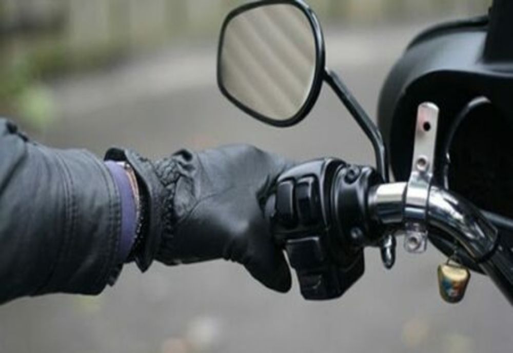 Motociclist prins băut la... ghidon