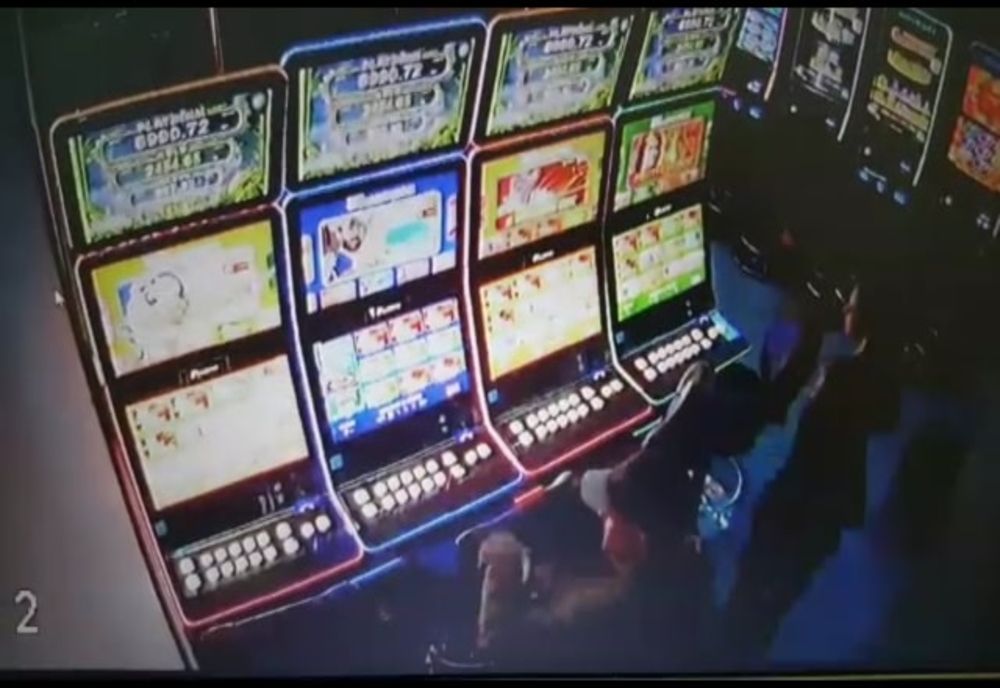 A furat bani de la o sală de jocuri din Roman