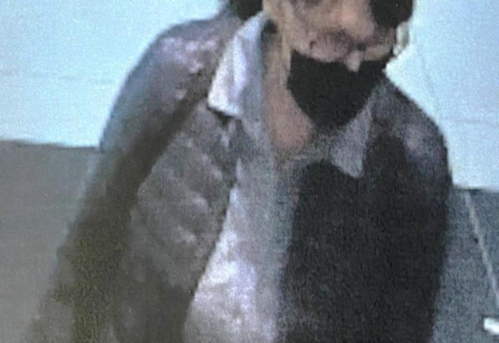 Femeie căutată de polițiști după ce a furat 1000 de lei dintr-un portofel