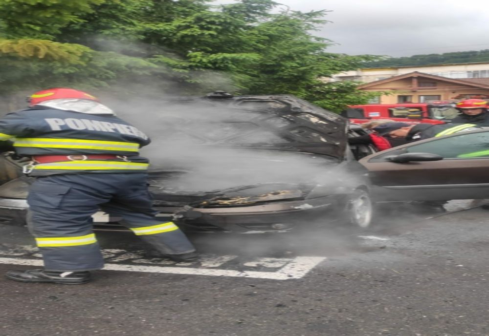 Un scurtcircuit electric a aprins autoturism în Piatra-Neamț