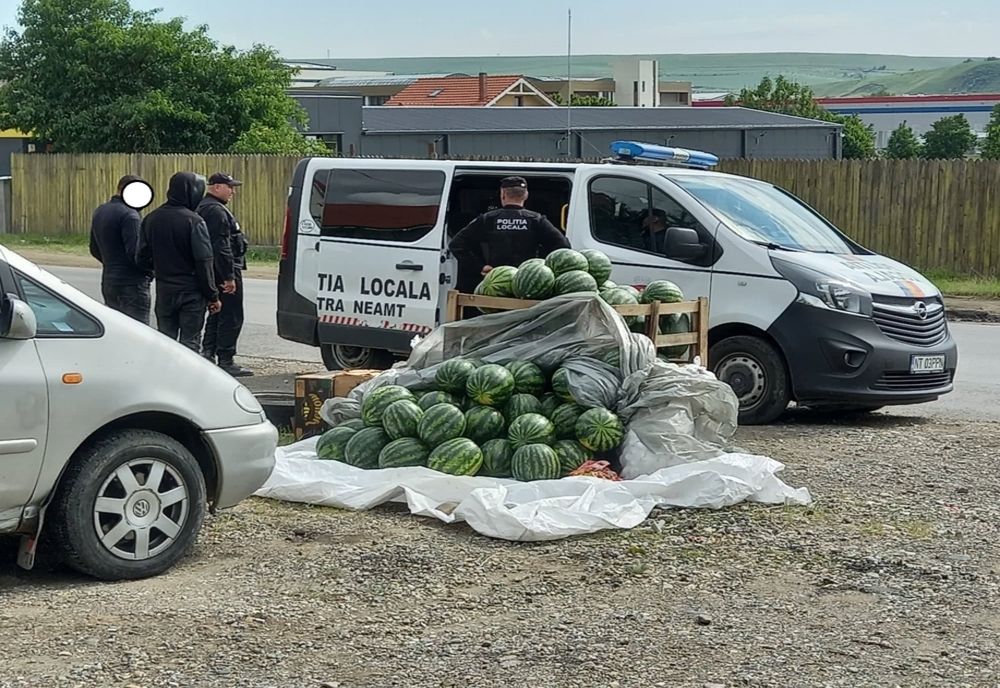 Vânzători ambulați amendați și puși să facă curățenie în urma lor