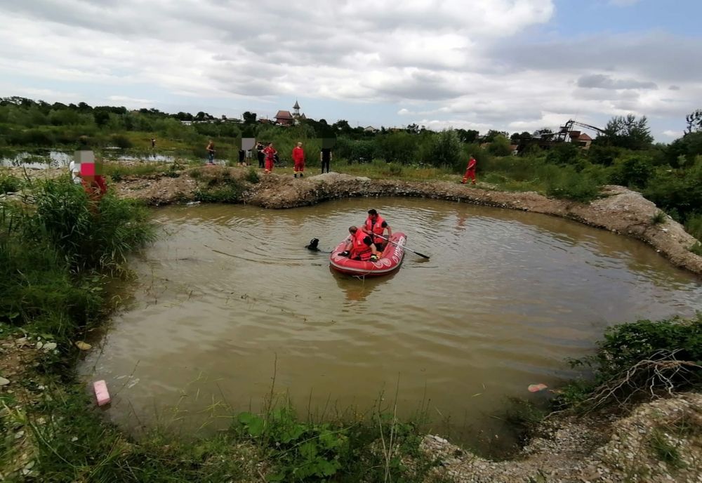 Copil de 13 ani scos din apă de pompieri! (FOTO)