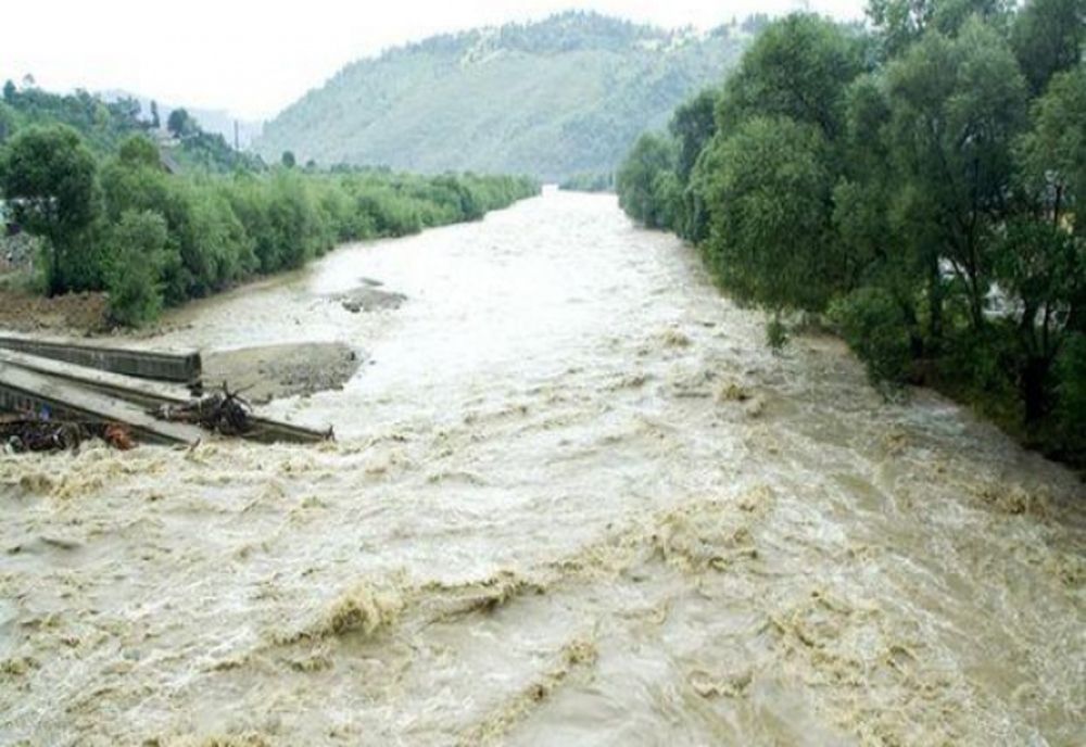 Patru familii izolate din cauza ruperii unui podeț luat de ape