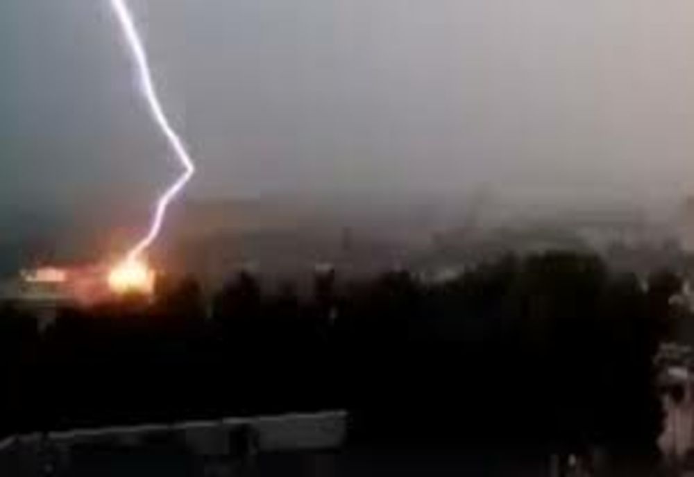 Gospodărie lovită de trăsnet în Piatra-Neamț