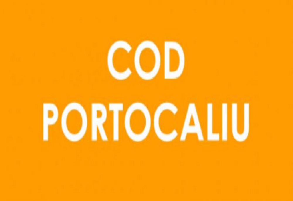 COD PORTOCALIU. Râu ieșit din matcă, podeț colmatat și persoane care ajutor de pe muntele Ceahlău 