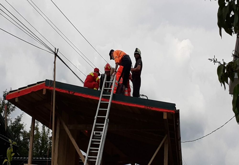 Bărbat în vârstă de 31 de ani, mort după ce s-a electrocutat pe acoperișul casei