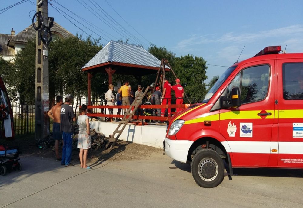 Bărbat căzut în fântână, salvat de pompieri