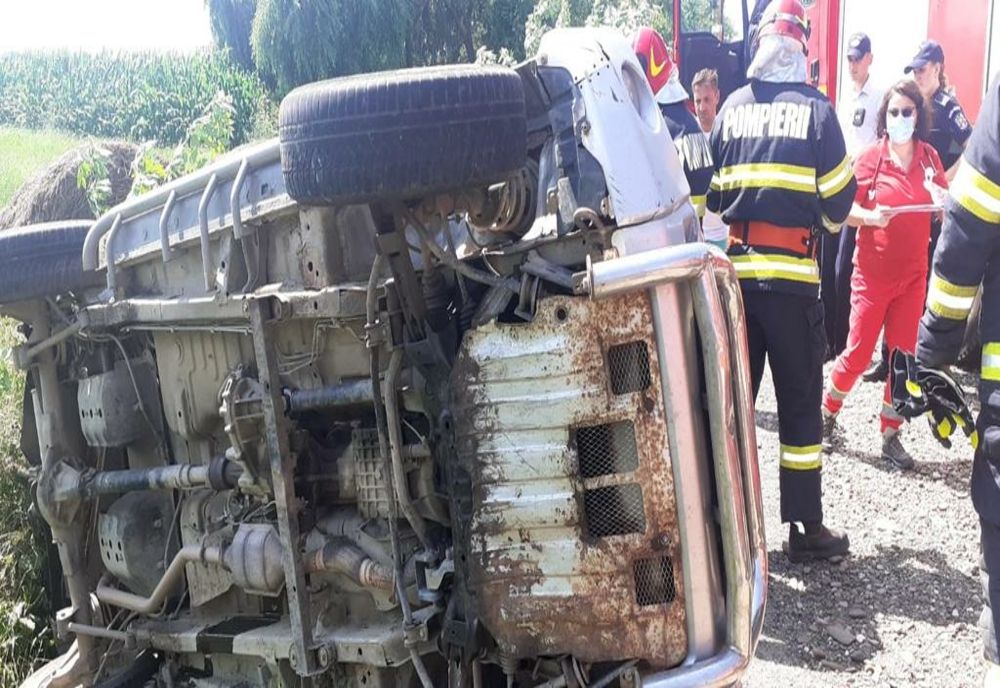 Autoturism răsturnat într-un șanț pe E 85