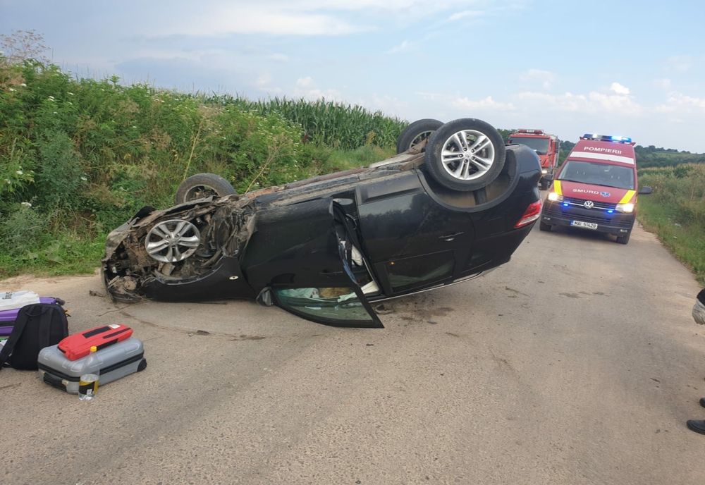 S-au răsturnat cu mașina la Bâra