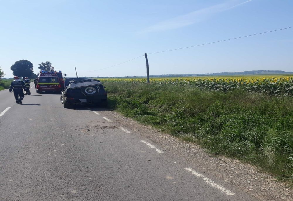 Autoturism răsturnat în șanț