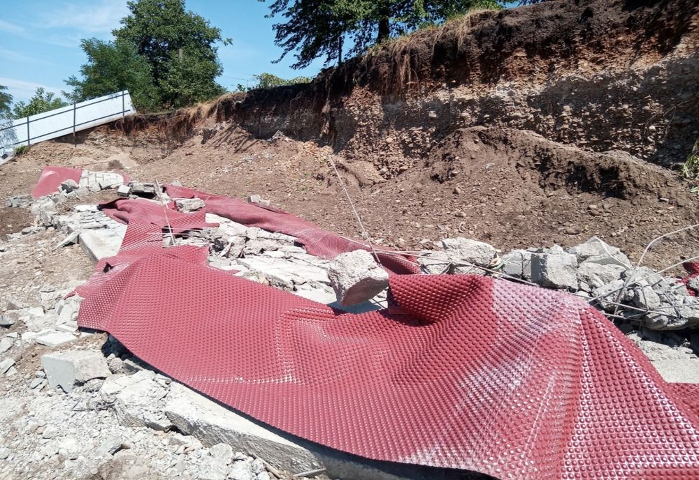 Salvat de sub un zid prăbușit