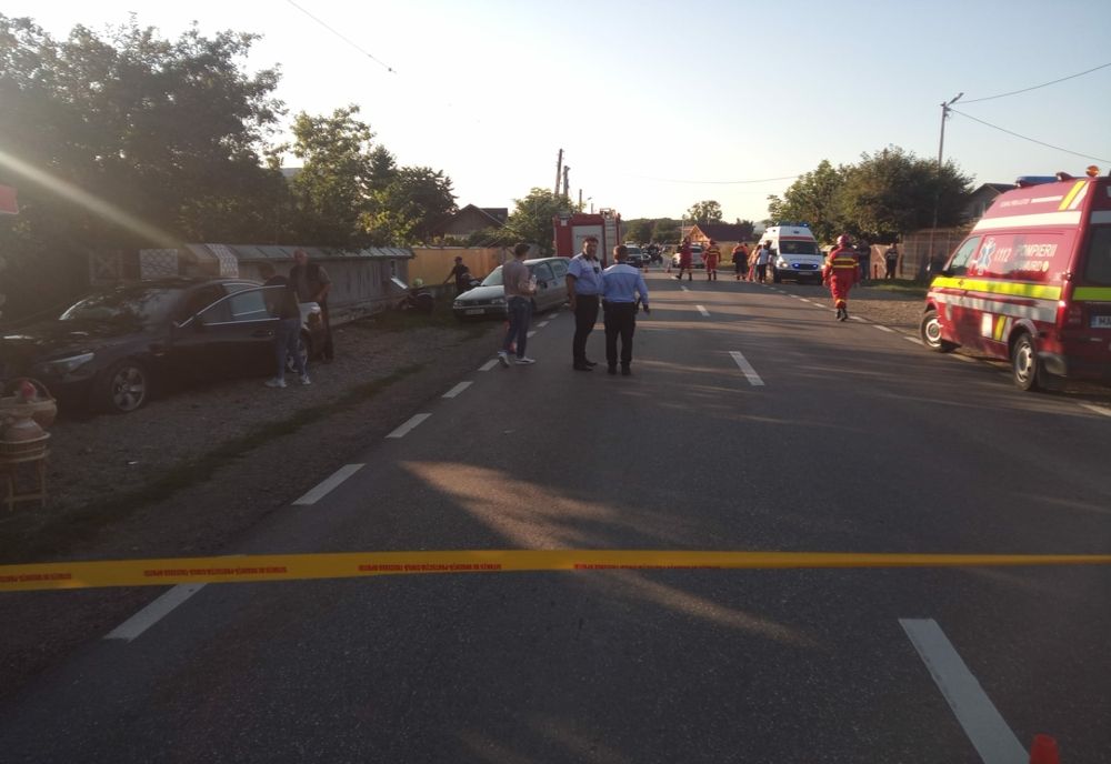 Un autoturism a lovit o țeavă de gaz 