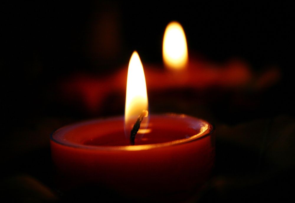 Au aprins o lumânare la capul mortului și au dat foc la apartament