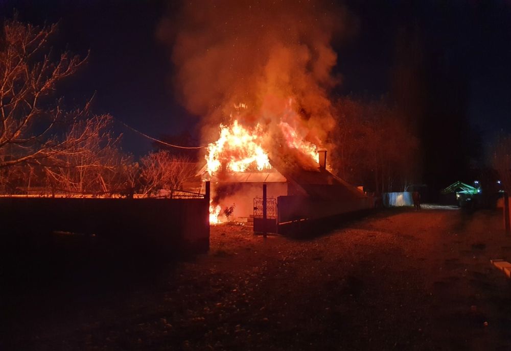 Au rămas fără acoperiș deasupra capului (FOTO)