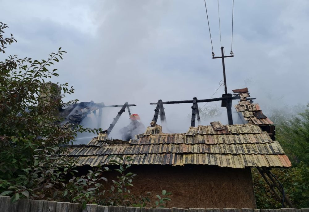 Intervenție salvatoare a unui pompier aflat în timpul liber, la o casă cuprinsă de flăcări în Piatra Neamț